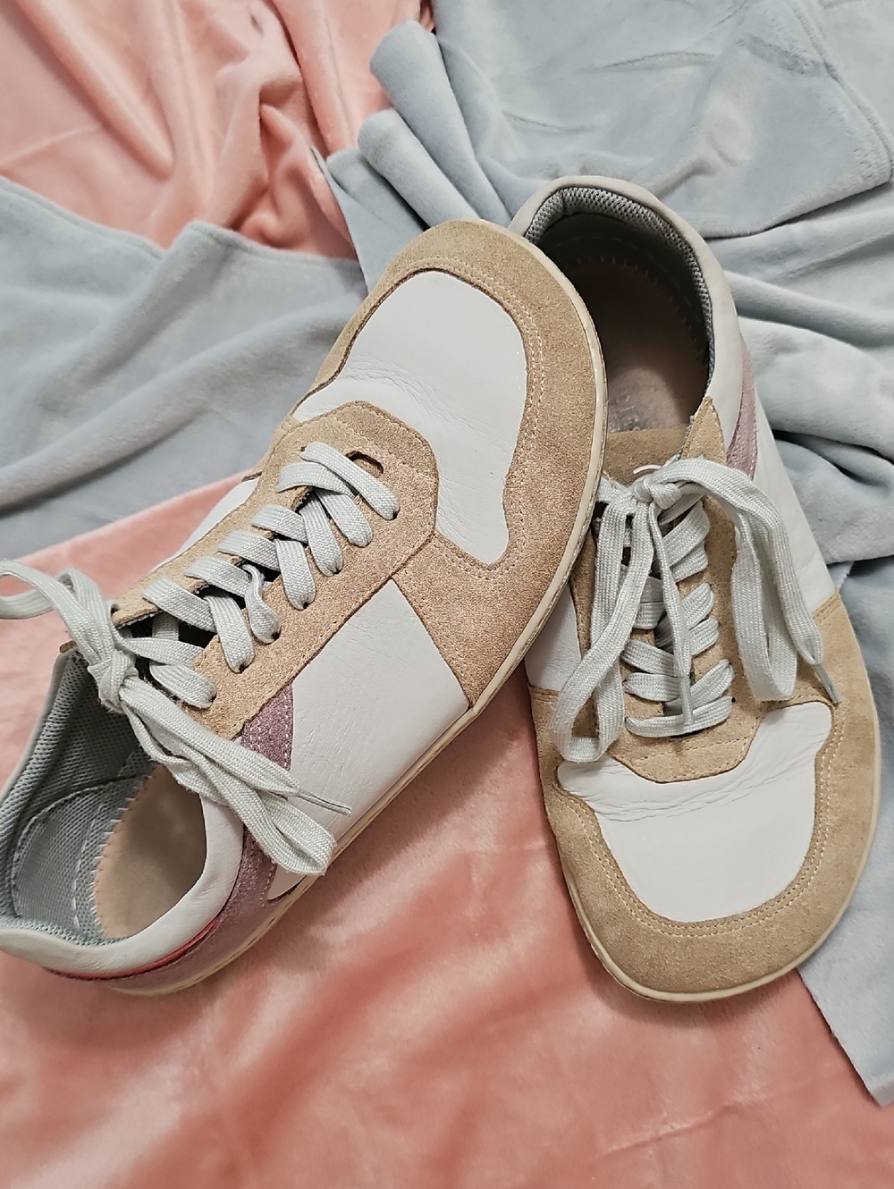Groundies Barefoot White/Beige Suede Sneakers with Pink Accent Sz 8